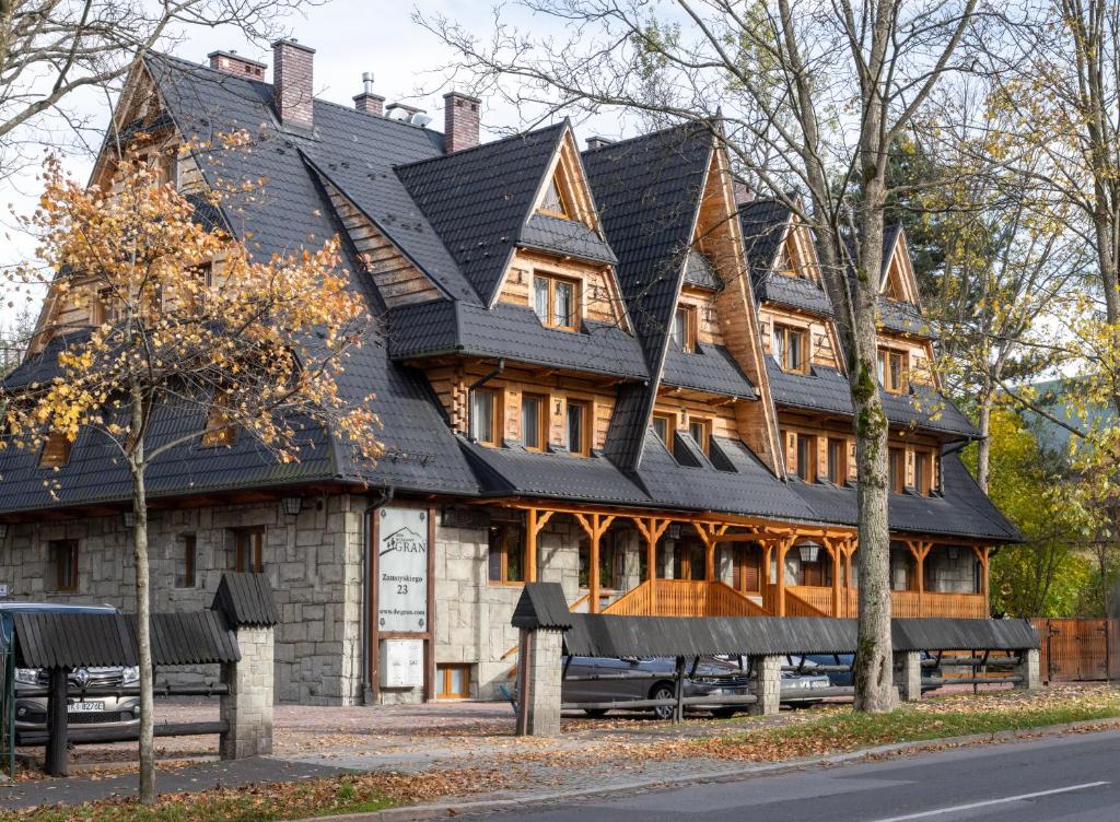 扎科帕内Dom Wczasowy Grań的一座大型木房子,设有黑色屋顶