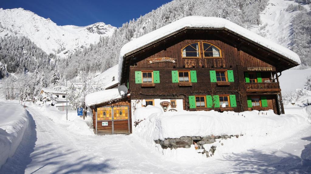 克勒施特勒Haus Älpele的山中积雪覆盖的木屋