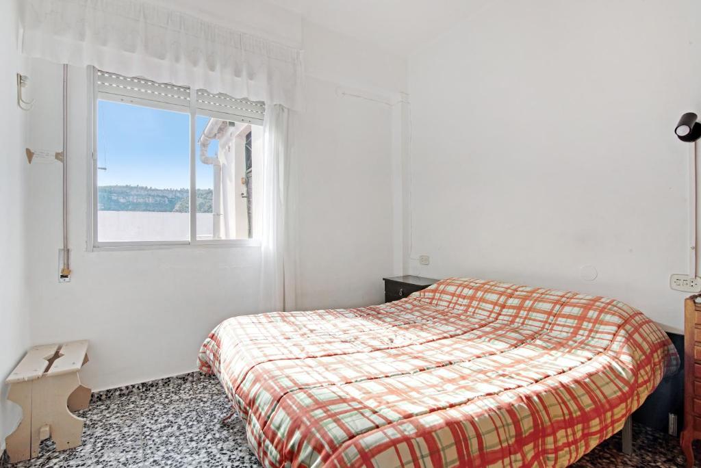 赫里卡Atico con doble terraza Jerica的白色的卧室设有床和窗户