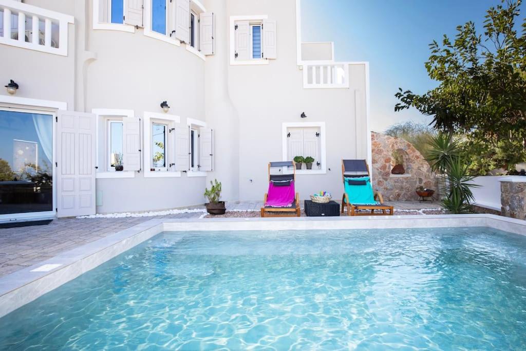 莫诺利索斯Selenophile Villa的一座带游泳池和两把椅子的房子