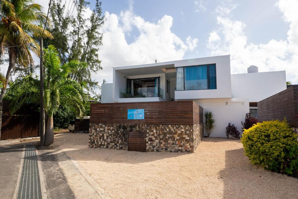 佩雷贝勒Villa Ocean Vista by Swarga Mauritius的海滩上一座石墙房子