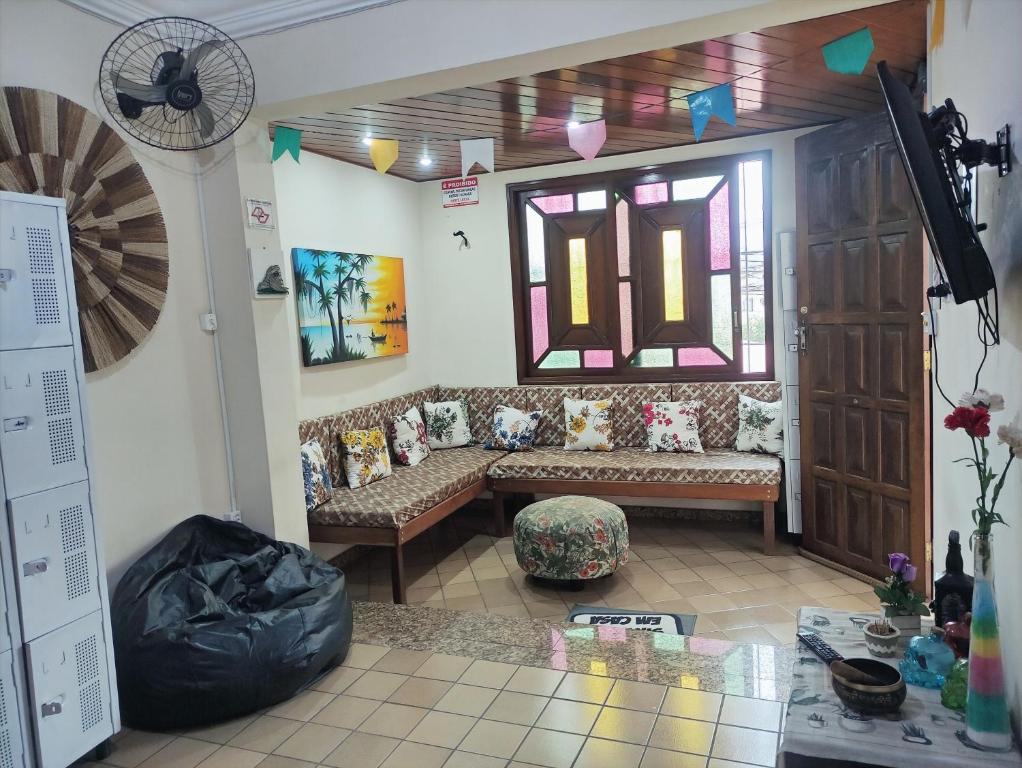 维多利亚Casa Monjardim的带沙发和窗户的客厅