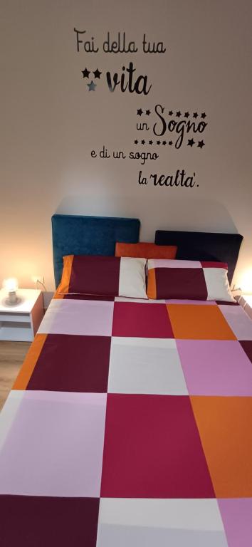 卡斯特罗维拉里Pollino guest house的一间卧室配有一张带 ⁇ 架地板的床