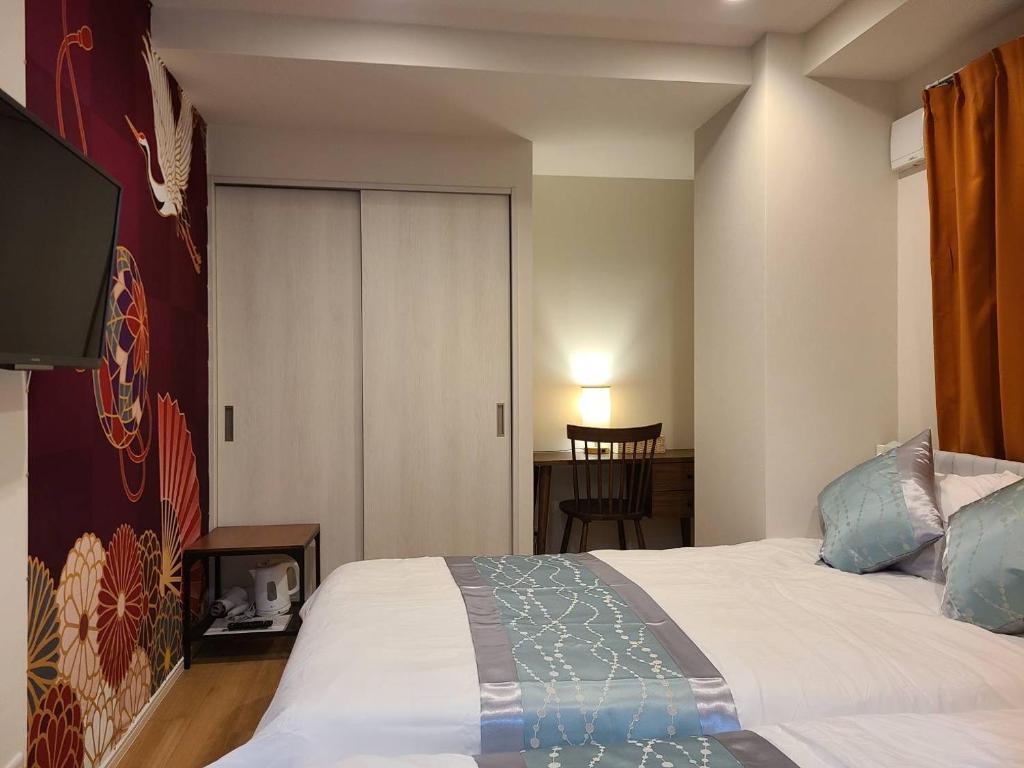 东京301号N＋ホテル的一间卧室设有一张床和一个推拉门