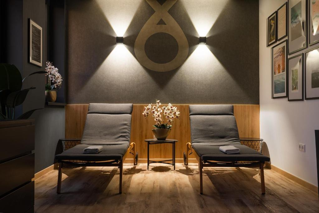 布达佩斯Onyx Luxury Budapest的配有2把椅子和灯的理疗室