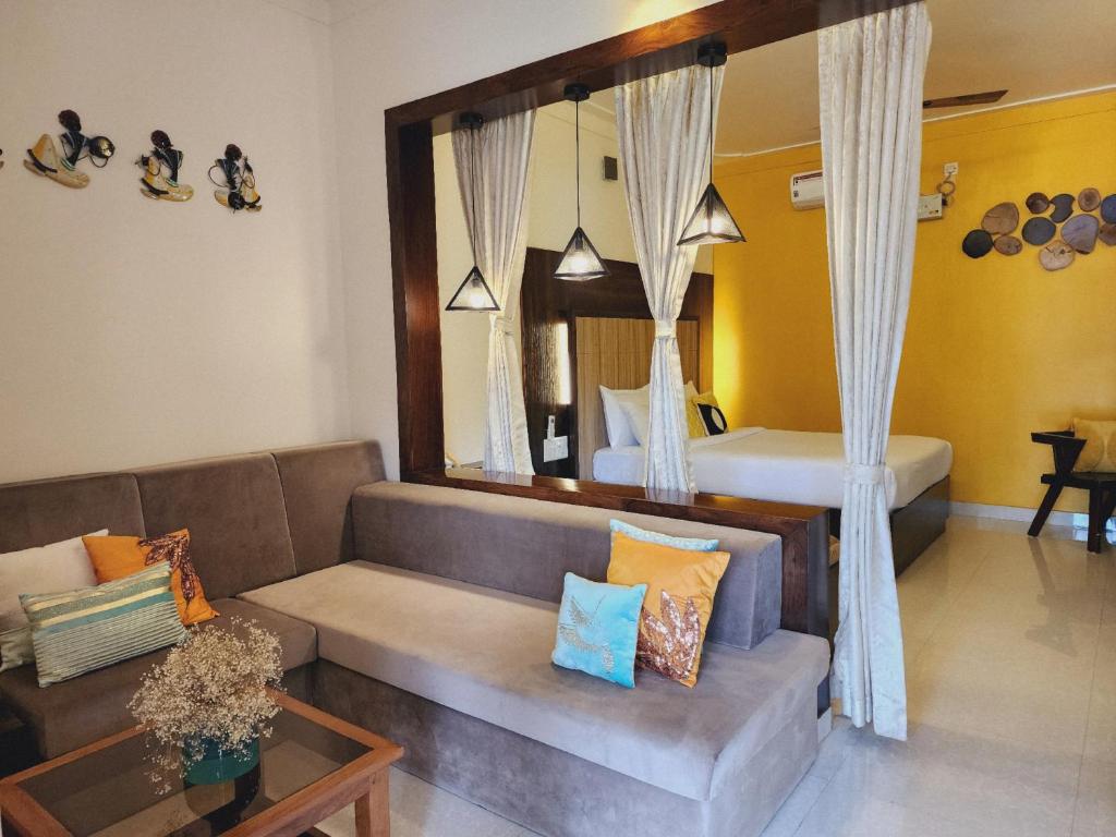西达普尔Riyavar Luxury Homestay的客厅配有沙发和1张床