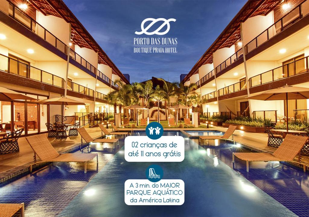 阿奎拉兹Porto das Dunas Boutique Praia Hotel的一个带椅子和标志的游泳池的度假酒店