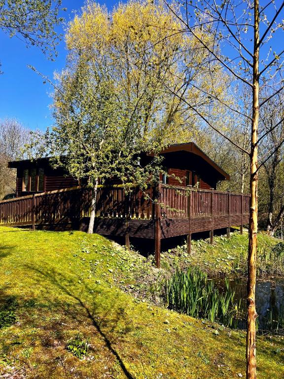 约克Secluded Rustic Cabin - A Digital Detox Paradise.的河上桥上的木屋
