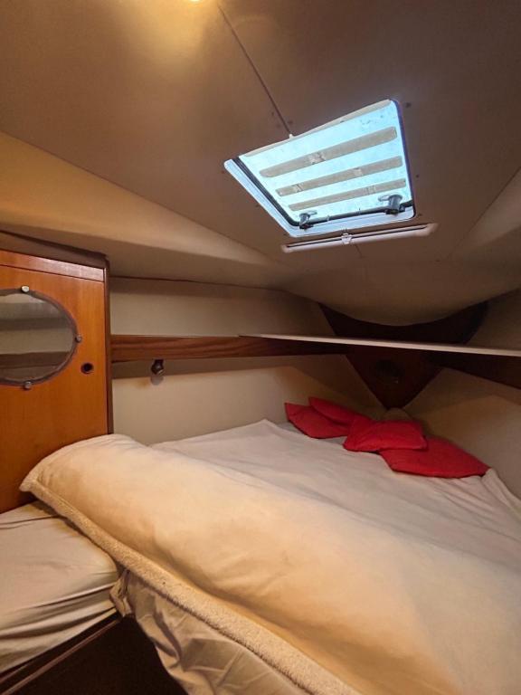 热那亚Porto Antico Boat的小房间设有床和窗户