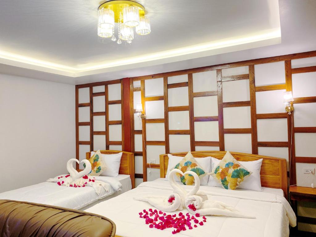 瑶亚岛Relaxing House Koh Yao Yai的配有2张床的宿舍间,配有天鹅