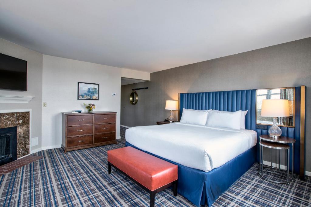 盖茨堡葛底斯堡酒店的酒店客房设有一张大床和一个壁炉。