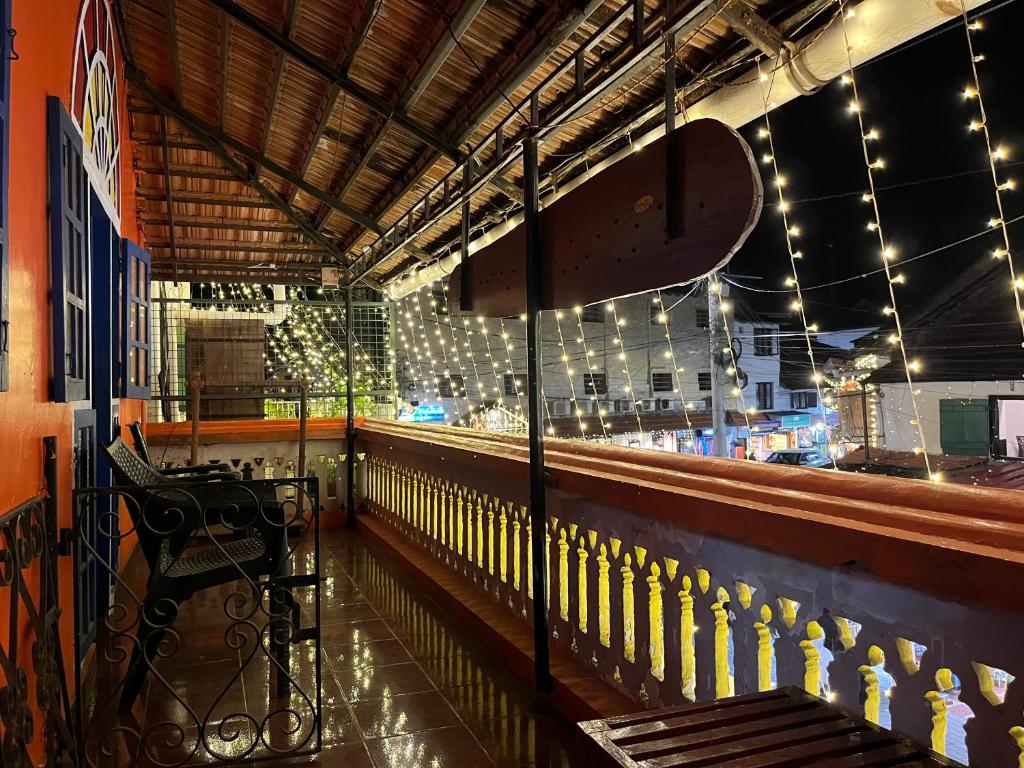 Fort KochiB Hostel的酒吧的景色,柜台上设有滑板