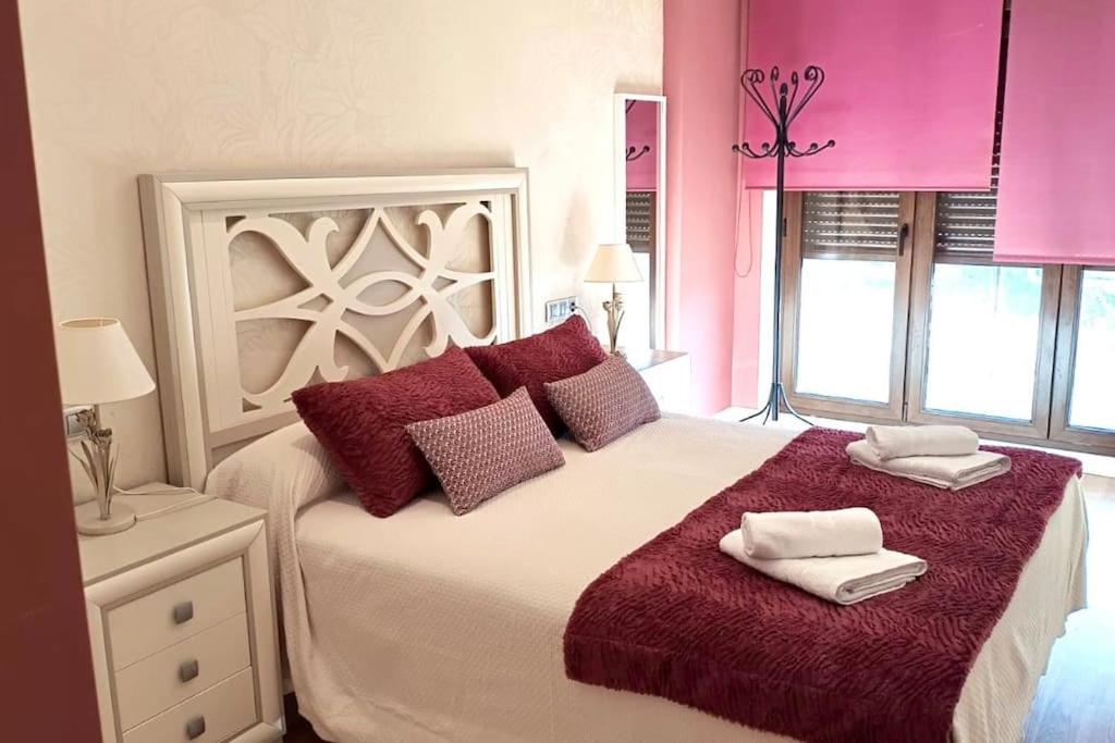 马林Piso con vistas a Loira的一间卧室配有一张大床和两条毛巾