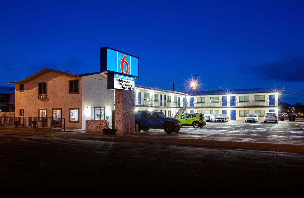 威廉姆斯Motel 6 Williams AZ Downtown Grand Canyon的停车场内带有标志的加油站