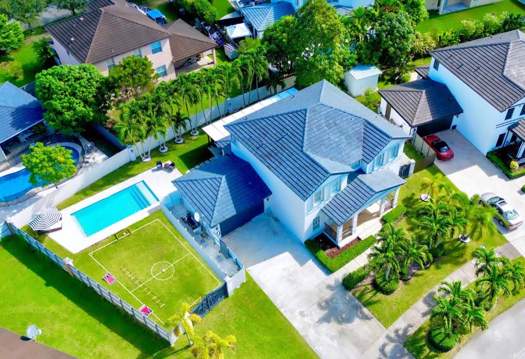 迈阿密Miami Luxury Villa Heated Pool & Pool Table 5BD 4BR的享有蓝色屋顶房屋的顶部景色