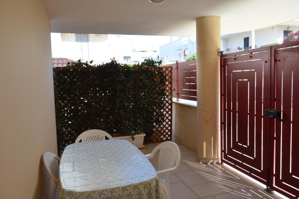 滨海波利尼亚诺Casa Vacanze Stefy的一个带桌椅和围栏的庭院