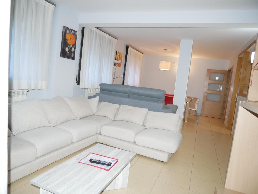 卡尼略萨卡普日内卡公寓的客厅配有白色的沙发和桌子