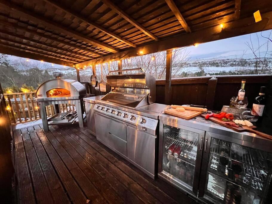 Pont Sticill3 - Spectacular Views - Pizza Oven & BBQ的露天厨房,甲板上设有烧烤架