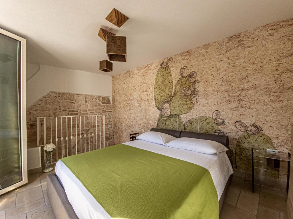 马丁纳弗兰卡Martine Dimore Storiche di Puglia的一间卧室,卧室内配有一张大床