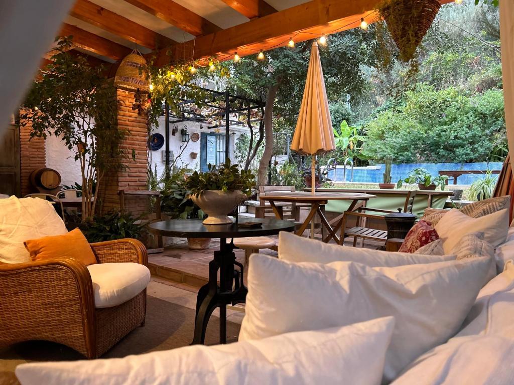 林孔-德拉维多利亚At Home in Malaga Stay & Solo Travellers的天井配有沙发、桌子和桌椅