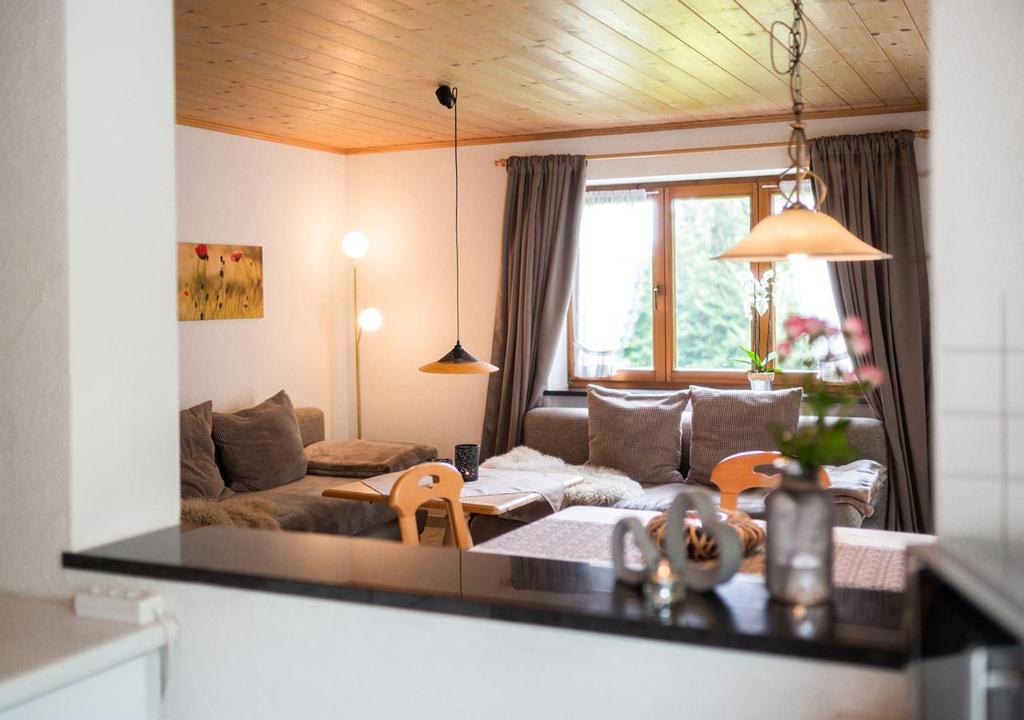 里茨勒恩Ferienwohnung Jochum-Pfeiffer的客厅配有沙发和桌子