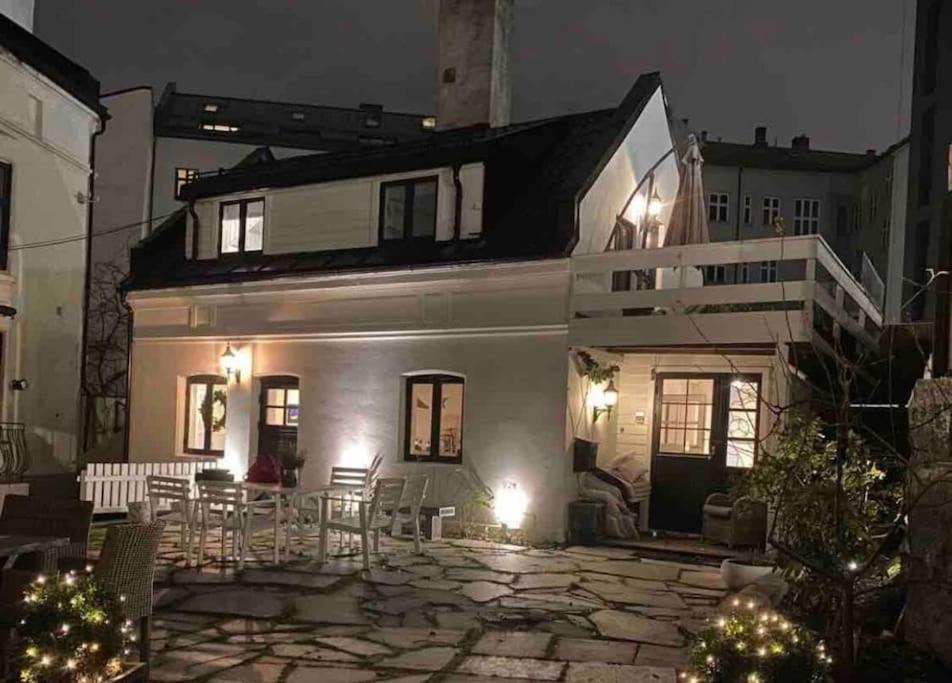 奥斯陆Unique Experience in Oslo's Heart的白色房子,晚上设有露台