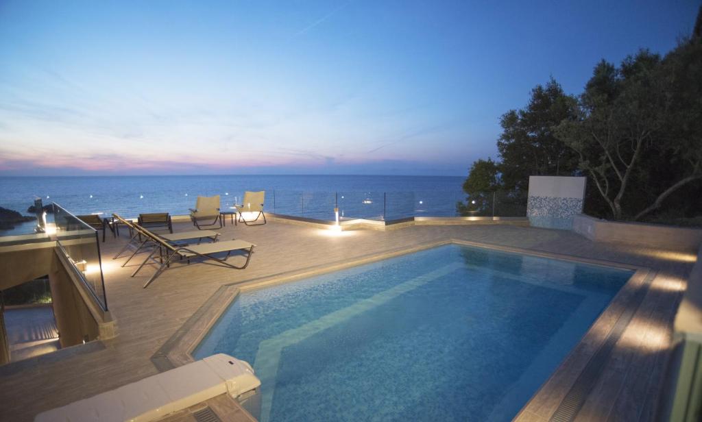 阿约斯尼奇塔斯The Ionian View的海景甲板上的游泳池