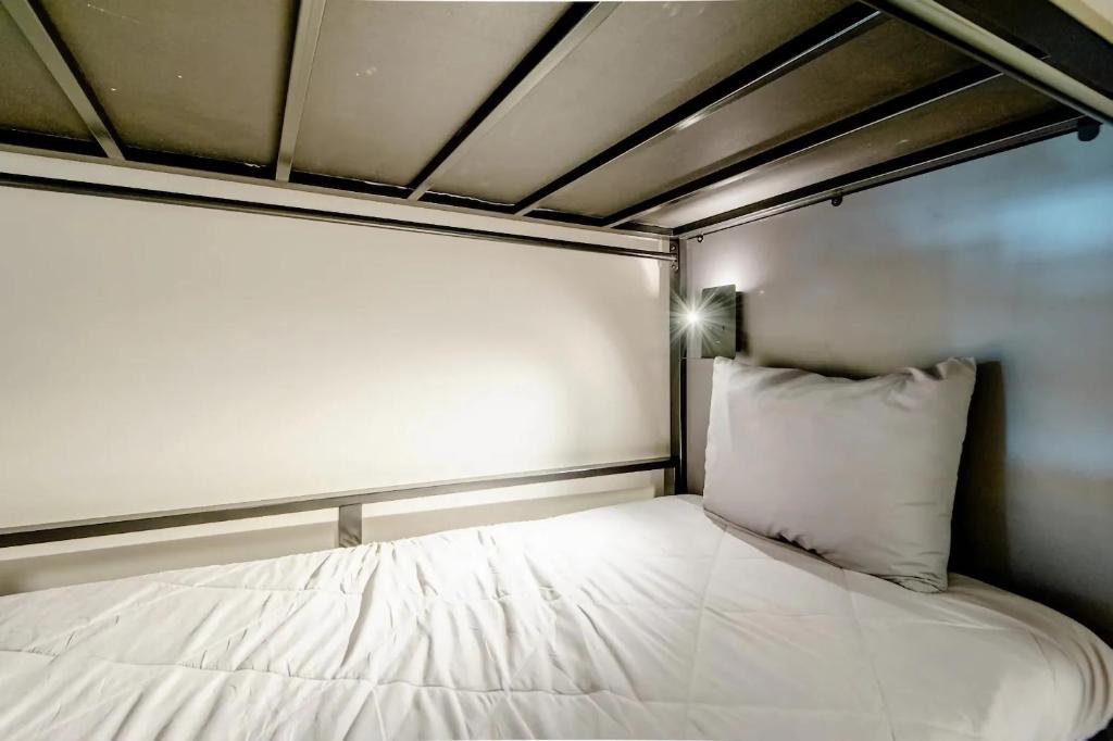 墨西哥城Cama en habitación Compartida para Hombres的一张带白色枕头的床