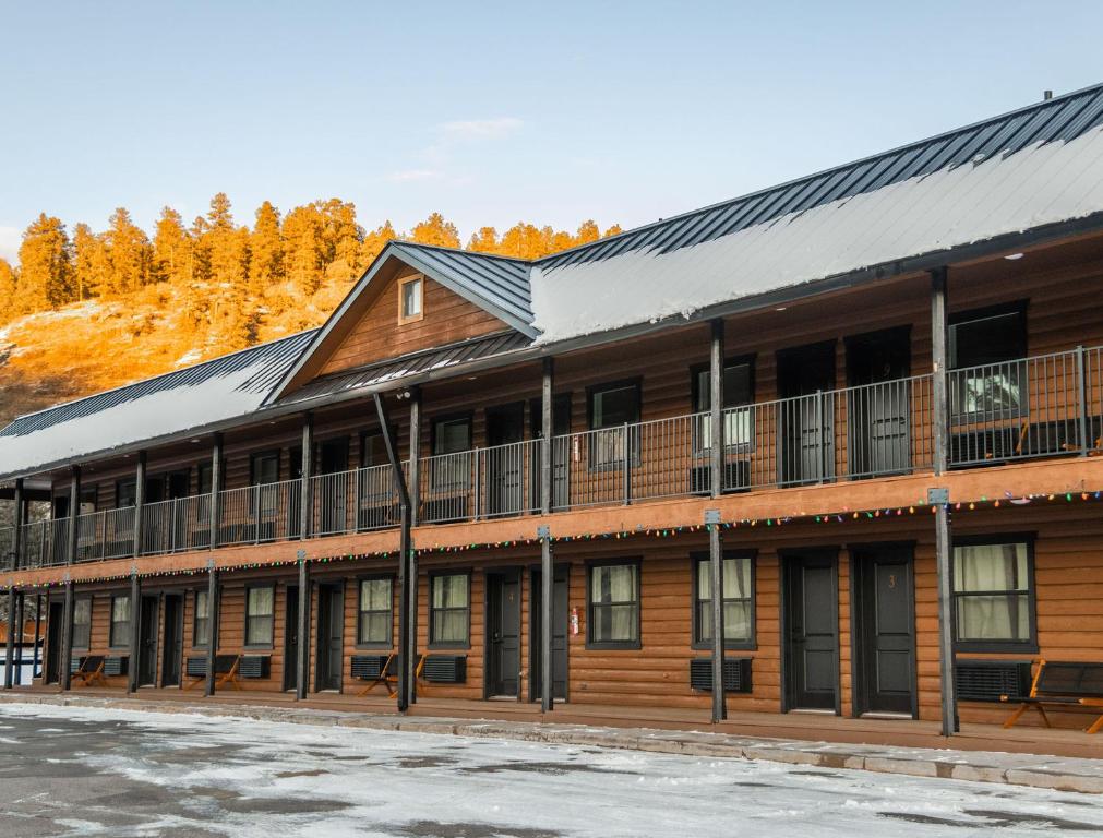 帕戈萨斯普林斯High Creek Lodge and Cabins的一座大型木结构建筑,带有金属屋顶