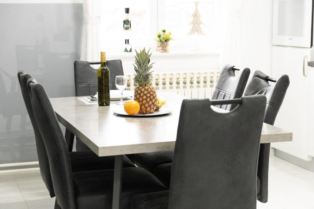 奥西耶克Maris的餐桌,配有 ⁇ 萝和一瓶葡萄酒