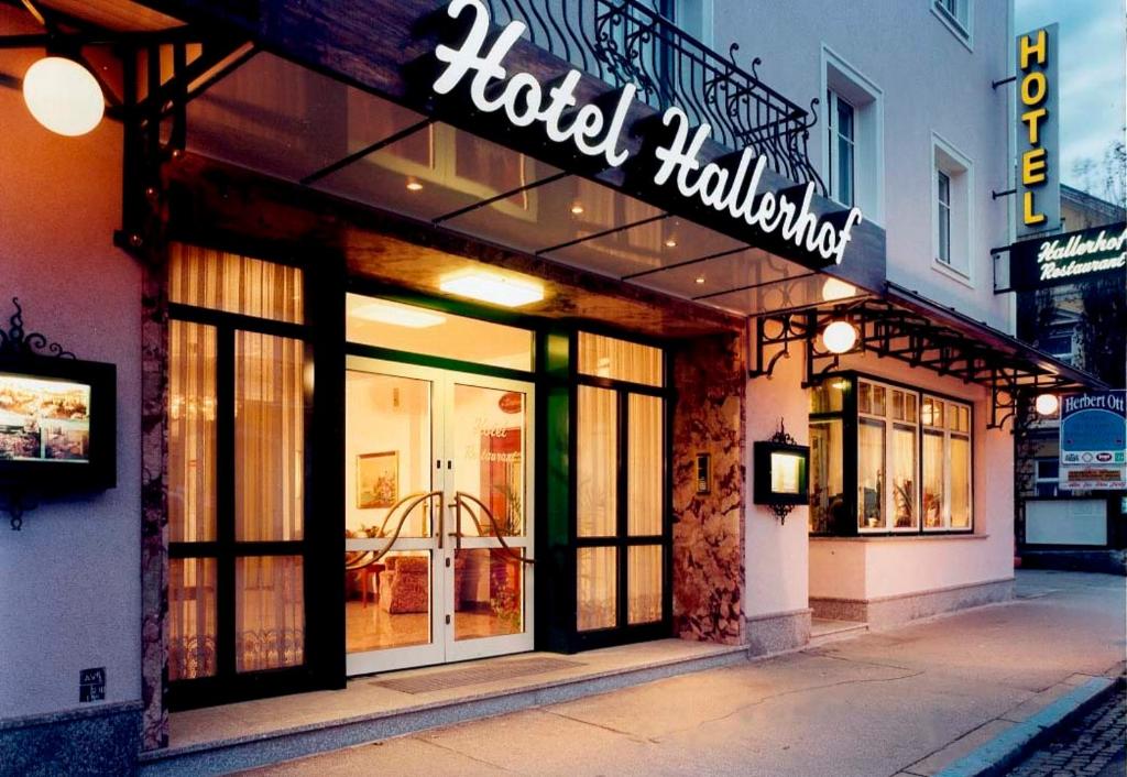 巴特哈尔哈勒霍夫酒店的一座酒店大楼,前面有标志