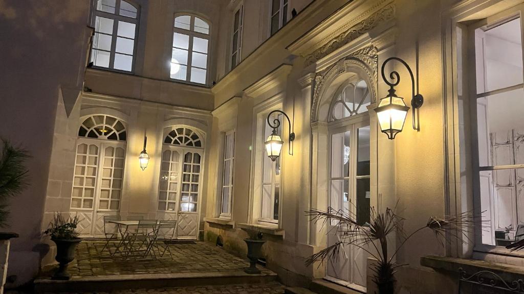 昂热Maison Bossoreil - appartement Aubance的一座建筑中一个空的庭院,里面设有窗户和灯