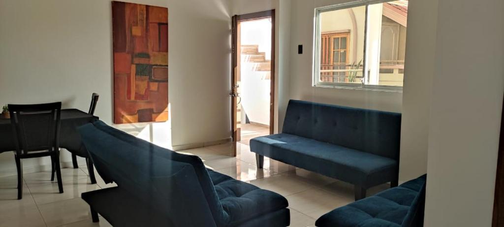 曼塔Hotel Mykonos Manta的带沙发和钢琴的客厅