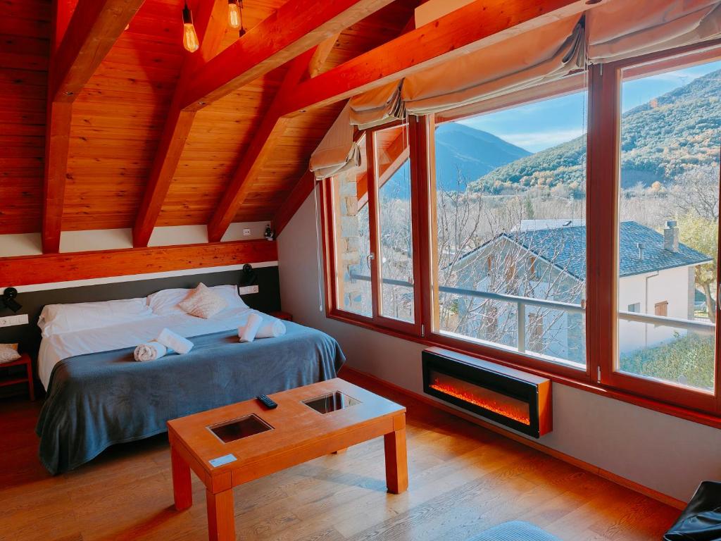 索特Can Congost的一间卧室设有一张床和一个大窗户