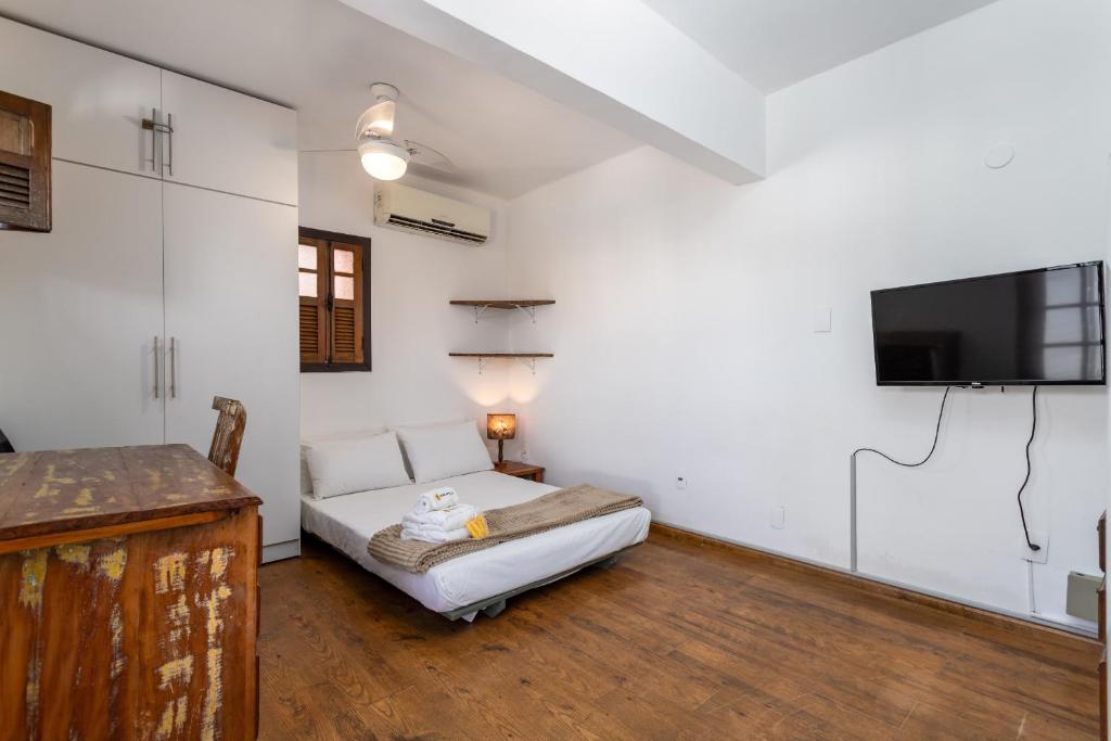 里约热内卢Belo em Santa Teresa - Bairro histórico - JM201 Z5的一间卧室配有一张床和一台平面电视