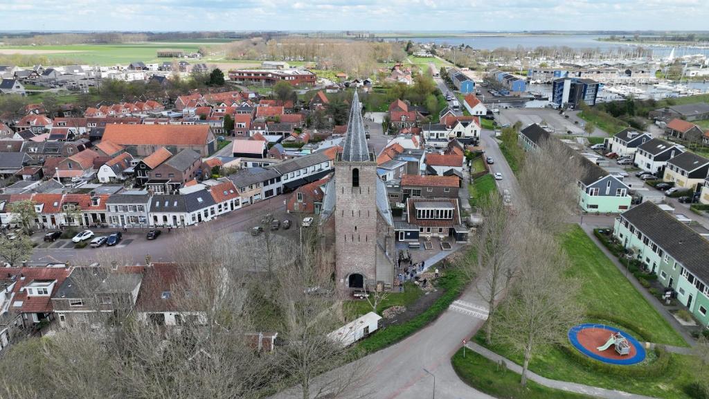 科特海讷De Nieuwe Poort Kortgene的享有小镇空中美景,设有钟楼