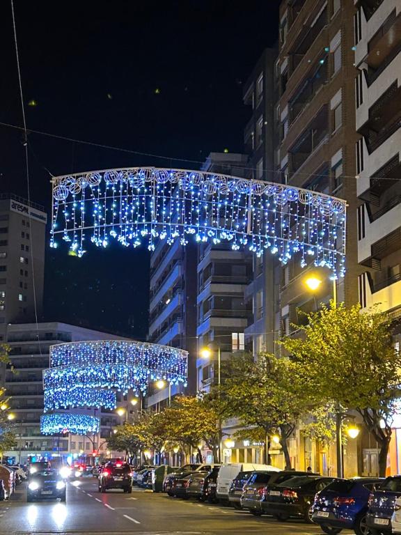 洛格罗尼奥Pensión La Castellana的一条城市街道,上面有蓝光的圣诞树