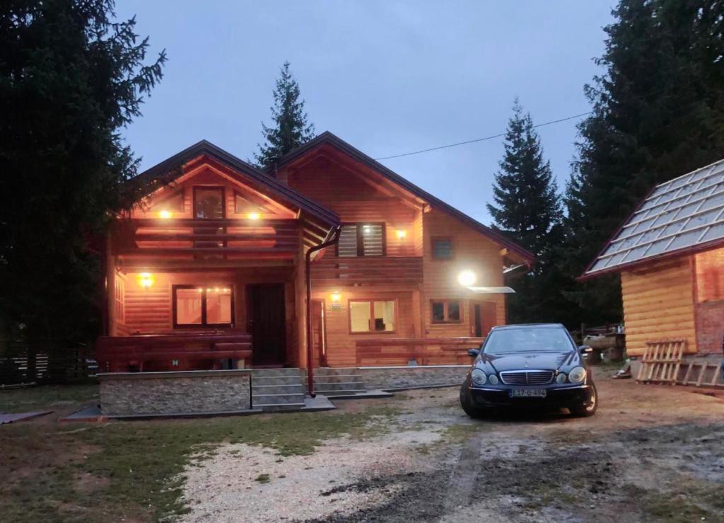 亚霍里纳Ski Chalet Jahorina的停在木屋前的汽车