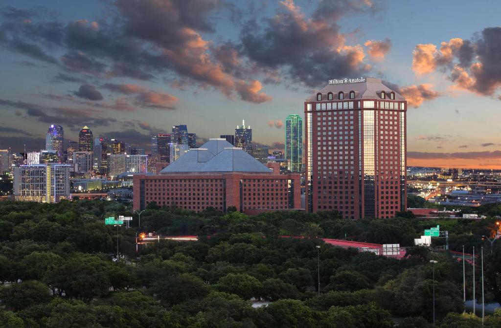 达拉斯希尔顿安纳托尔酒店的享有城市天际线美景,设有一座高高的建筑