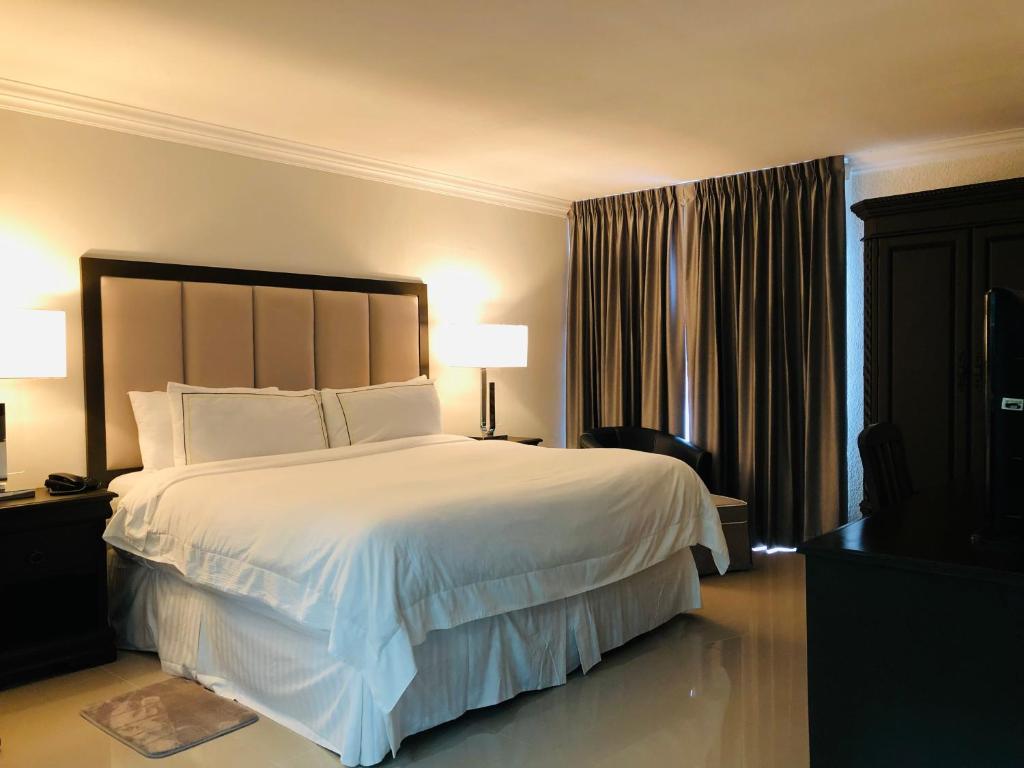 拉塞瓦金塔实酒店的卧室配有一张带白色床单和枕头的大床。