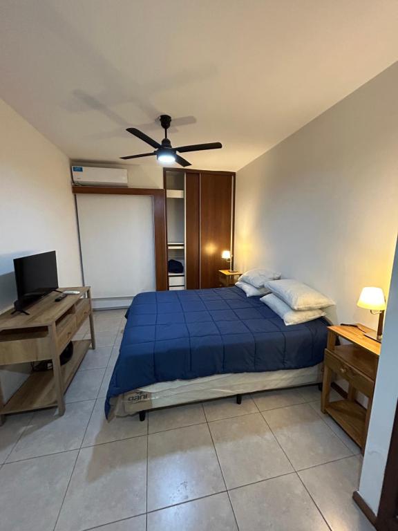 圣胡安Consorcio San Ignacio的一间卧室配有蓝色的床和吊扇