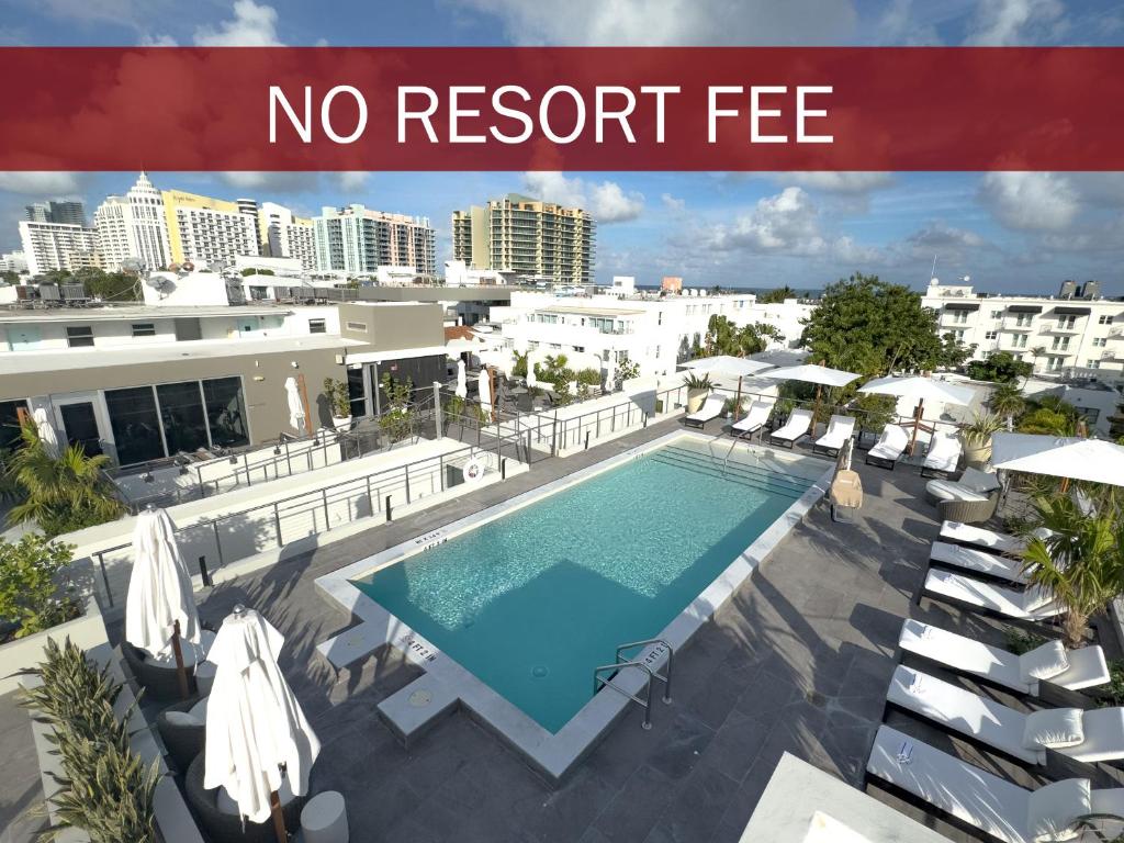 迈阿密海滩Nassau Suite South Beach, an All Suite Hotel的不收取度假费的标志,带有游泳池