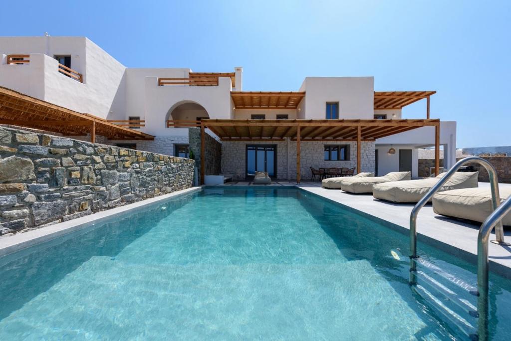 MármaraAegean Gem Villa with private pool in Paros的别墅前的游泳池