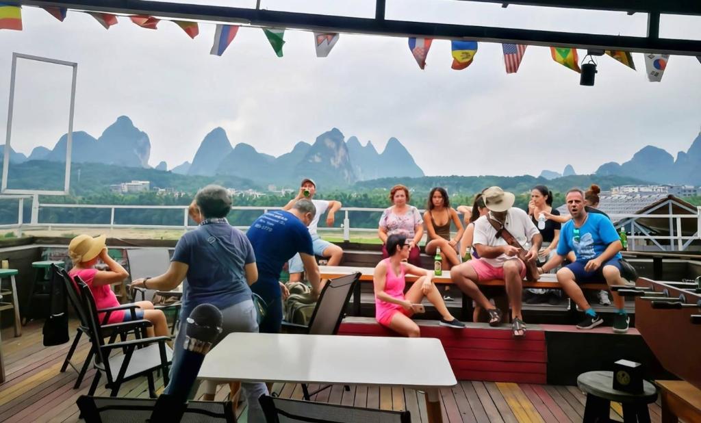 阳朔秀界国际青年旅舍的一群人坐在船甲板上