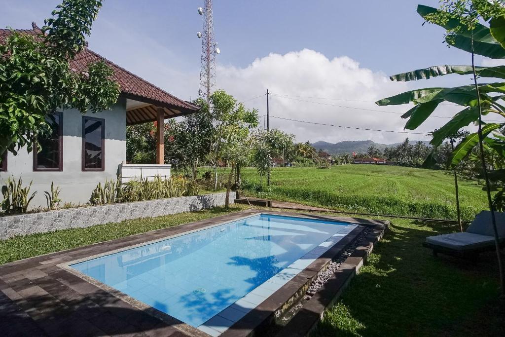 BalianMejan Home Stay的一座房子的院子内的游泳池