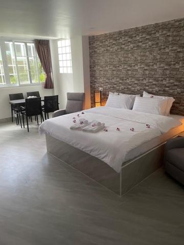 芭东海滩My Home的一间卧室配有一张带鲜花的大床