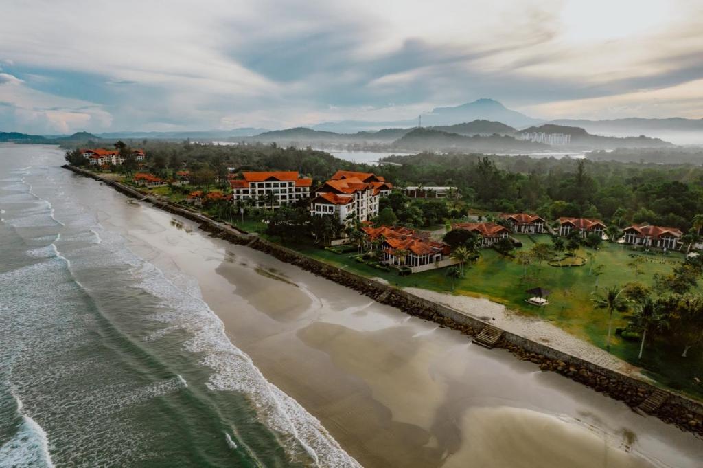 哥打京那巴鲁婆罗洲海滩别墅的海滩上的度假村的空中景致