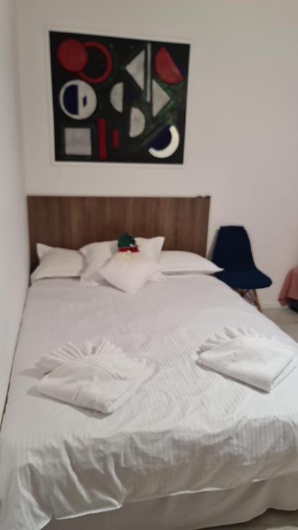 RoşuRelax studio 2的一张白色的床,上面有两条毛巾