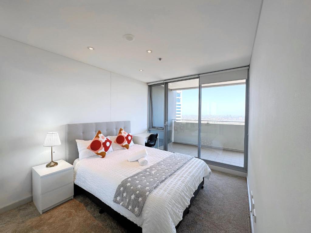 悉尼Share House Master Room Near Chatswood Station的白色的卧室设有床和大窗户
