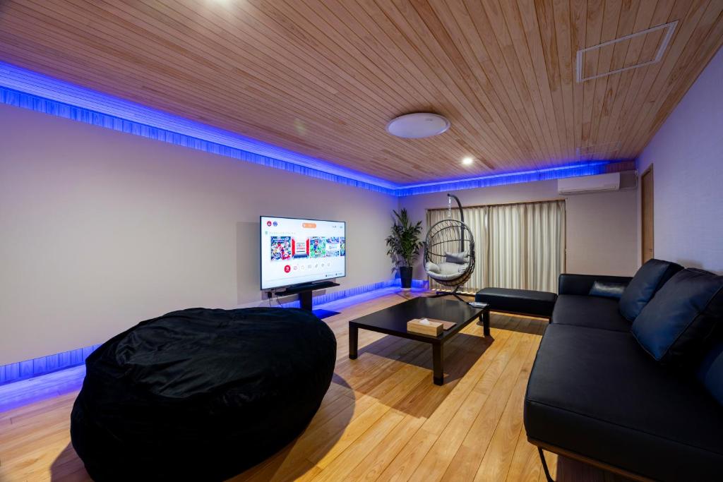 福冈Hinoki house的带沙发和平面电视的客厅